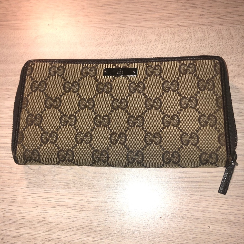 Authentic Gucci GG supreme zip around wallet